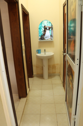 Bathroom 3, London innn 1, Kombo Saint Mary