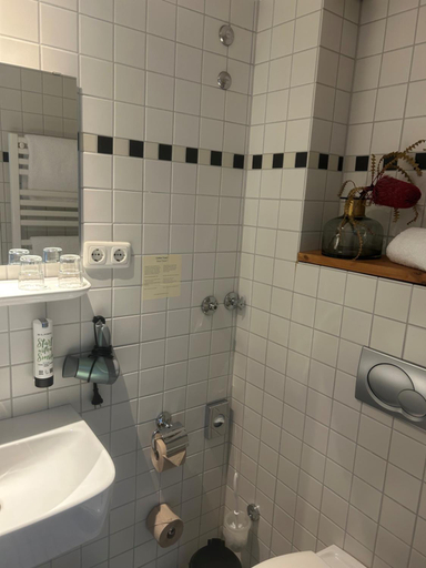 Bathroom 3, Gastehaus des Elsa Brandstrom Haus, Hamburg