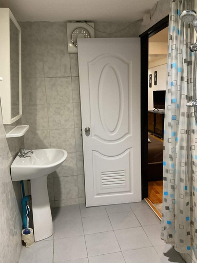 Bathroom 3, Zappa Guesthouse, Pattaya
