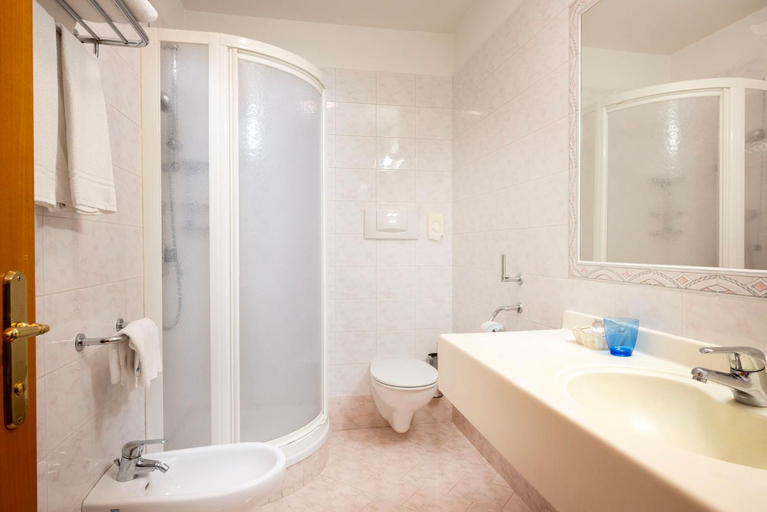 Bathroom 4, Hotel Al Polo, Trento