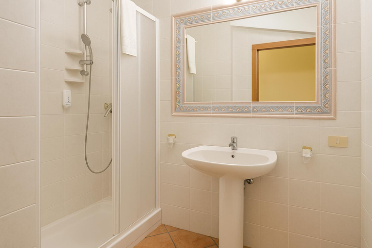 Bathroom 3, Albergo Reale, L'Aquila