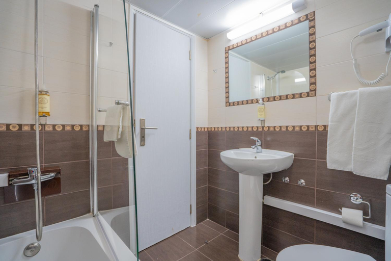 Bathroom 2, Dinya Lisbon Hotel, Lisbon