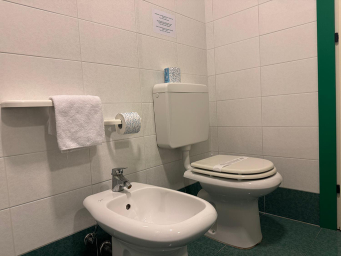 Bathroom 4, Hotel Falcone, Udine