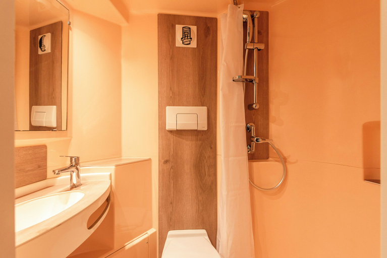 Bathroom 5, Premiere Classe Toulon - La Seyne sur Mer, Var
