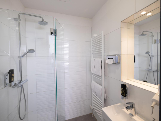 Bathroom 5, Smart Stay Hotel Station, München