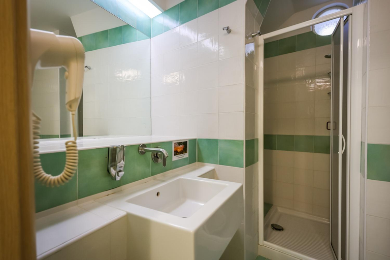 Bathroom 4, Hotel Rivamare, Napoli
