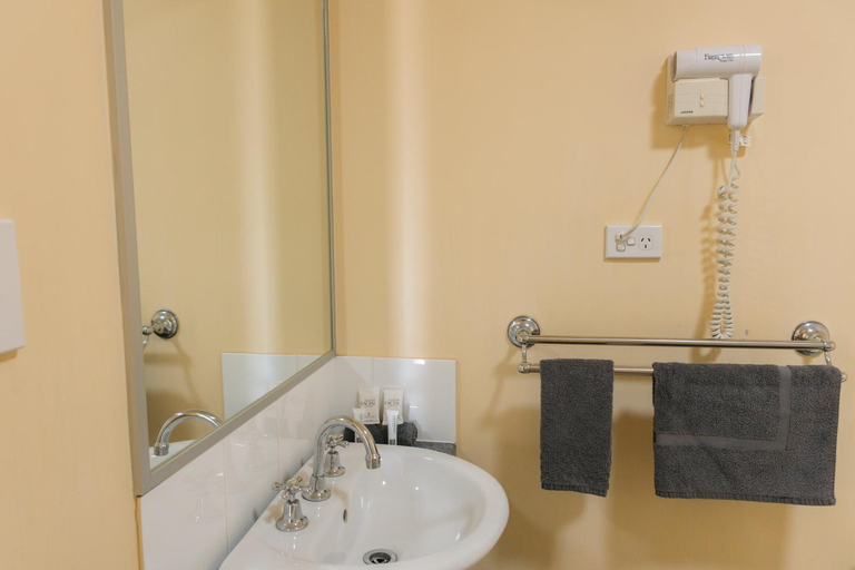 Bathroom 1, Moura Motel, Banana