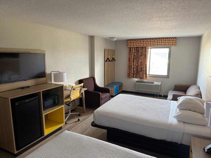 Bedroom 3, Days Inn by Wyndham Muncie -Ball State University, Delaware