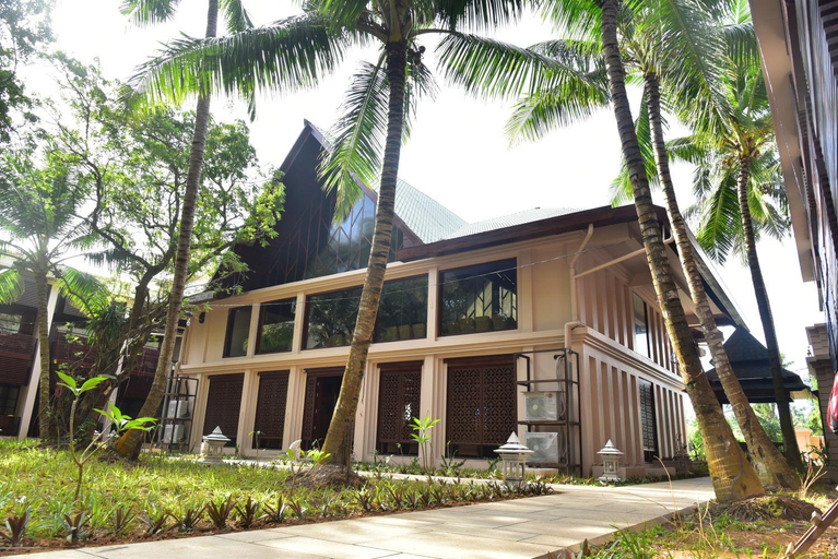 Exterior & Views