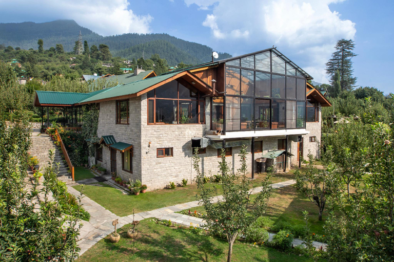 Exterior & Views
