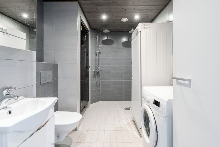 Bathroom 3, Peaceful 2BR Getaway Cabin at Riihivuori, Central Finland