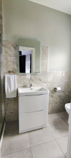 Bathroom 2, Catherine's Place by the sea
