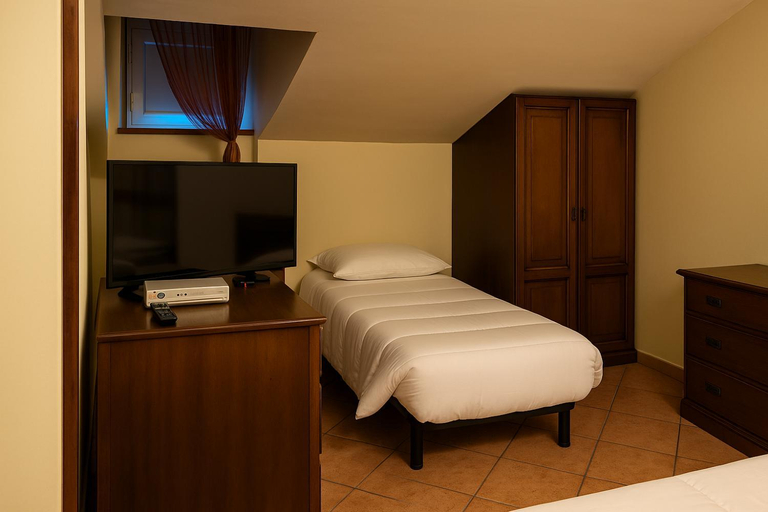 Bedroom 2, Albergo Reale, L'Aquila