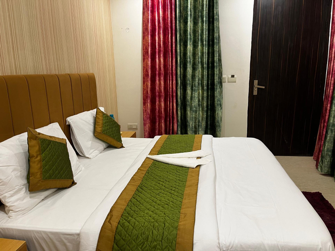 Bedroom 3, Roomquet Comfort Inn, Kaushambi
