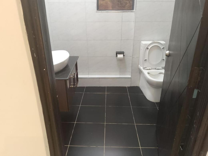 Bathroom 3, WATER PARVILION HOTEL, Nyaribari Masaba