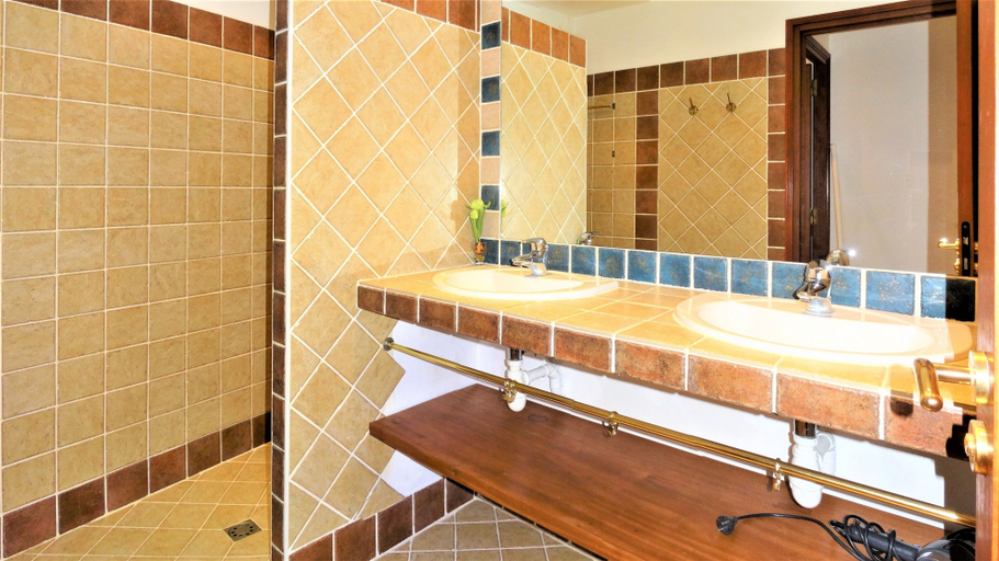 Bathroom 5, A ALTEZZA, Corse-du-Sud