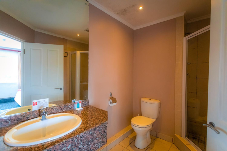 Bathroom 4, Florida Park Hotel, Florida Road, eThekwini