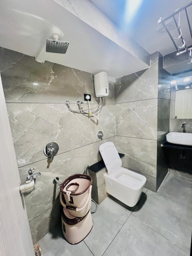 Bathroom 3, Hotel Metro Inn, Ahmadabad