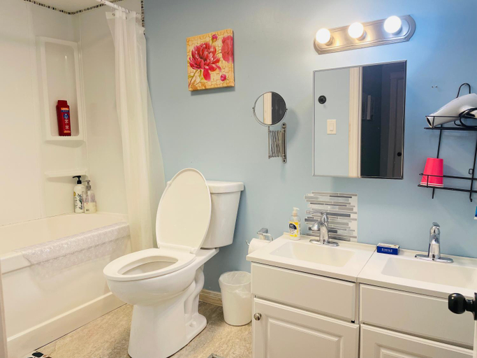 Bathroom 3, Lily's Garden, Queens