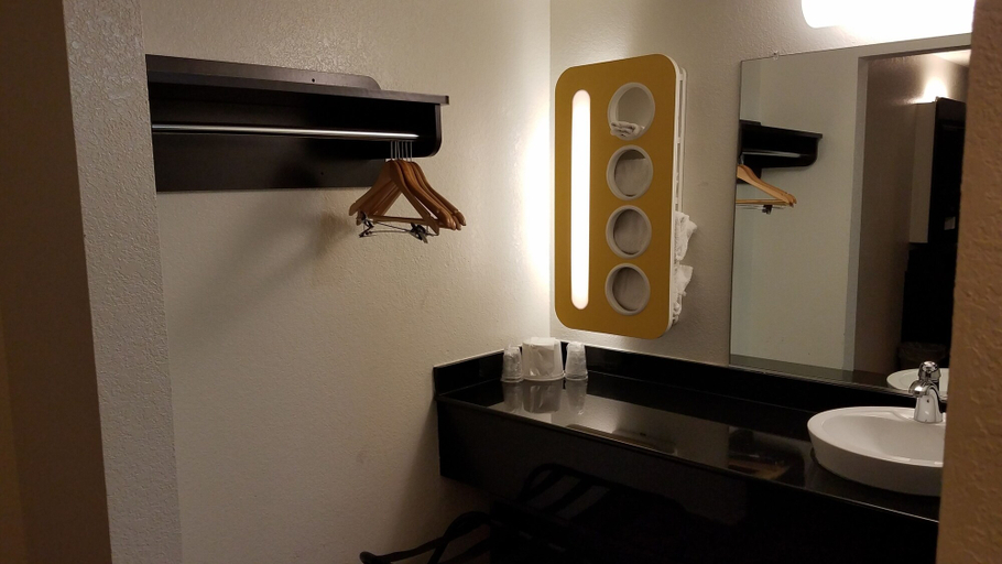 Bathroom 4, Studio 6 Fairfield, CA - Napa Valley, Solano