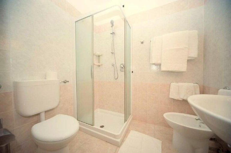 Bathroom 4, Hotel Mediterraneo, Udine