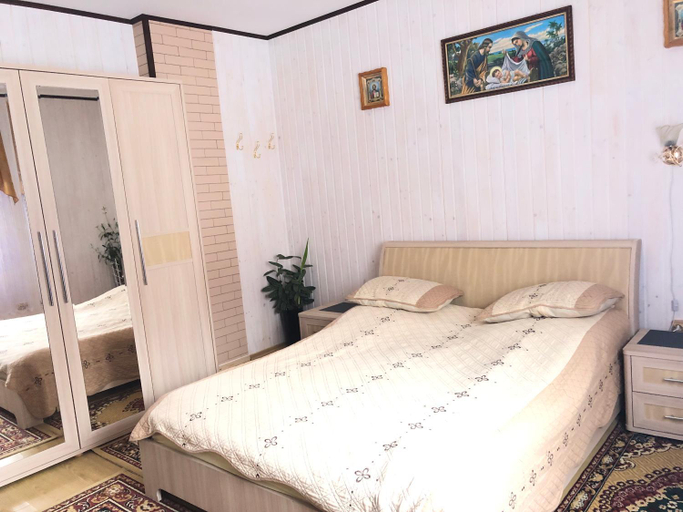 Others 5, Біля комори, Mizhhirs'kyi