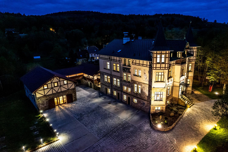 Exterior & Views