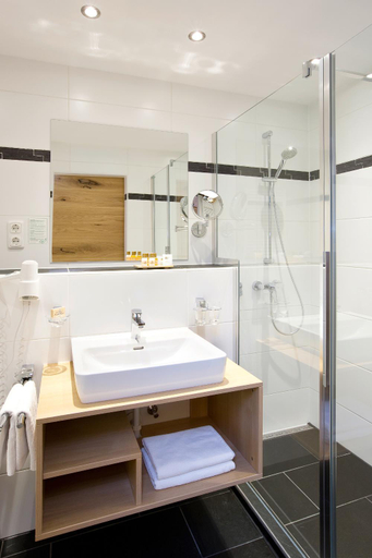 Bathroom, Hotel "Zum Ritter", Reutte