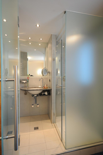 Bathroom 3, Hotel Torbraeu, München