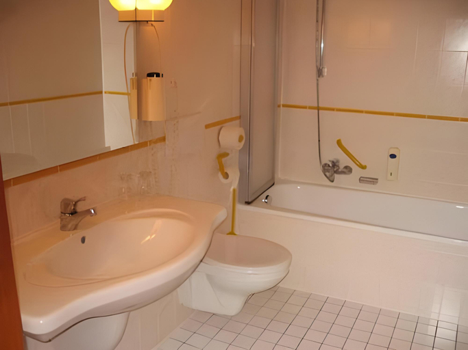 Bathroom 2, Hotel da Rosario, Rhön-Grabfeld