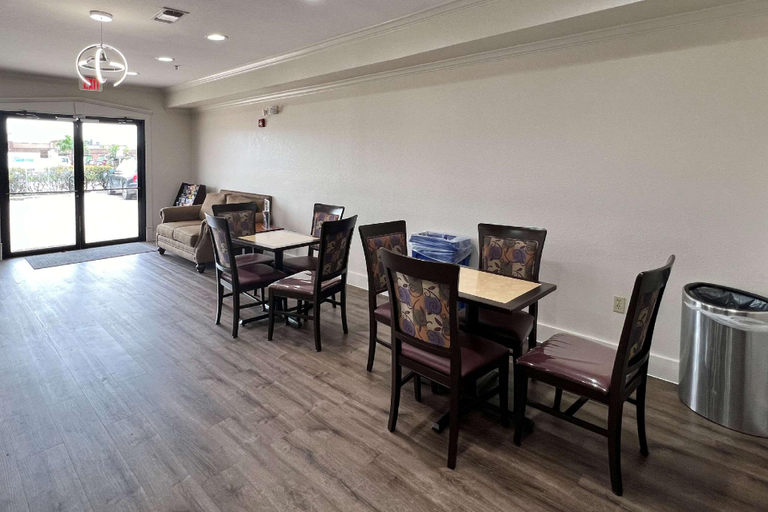 Food & Drinks 4, Econo Lodge Beaumont I-10 South, Jefferson