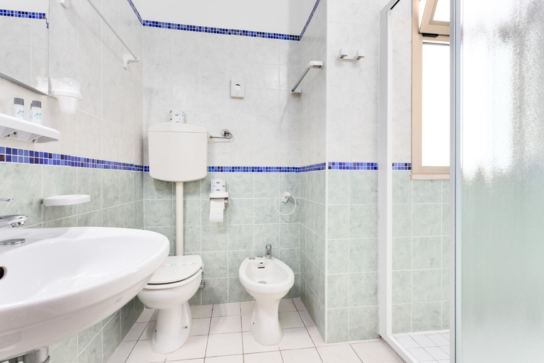 Bathroom 4, Hotel Schiller, Ravenna