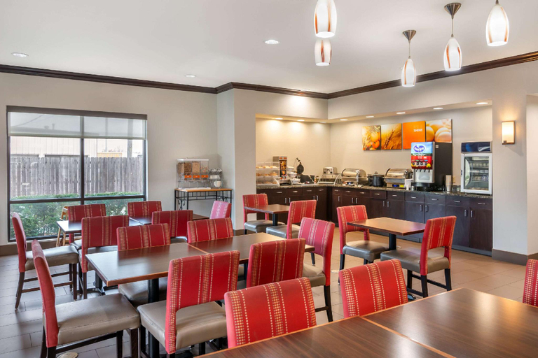 Food & Drinks 5, Comfort Suites Manhattan, Riley