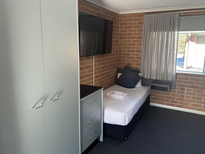 Bedroom 2, The Oaks Hotel Motel, Shellharbour