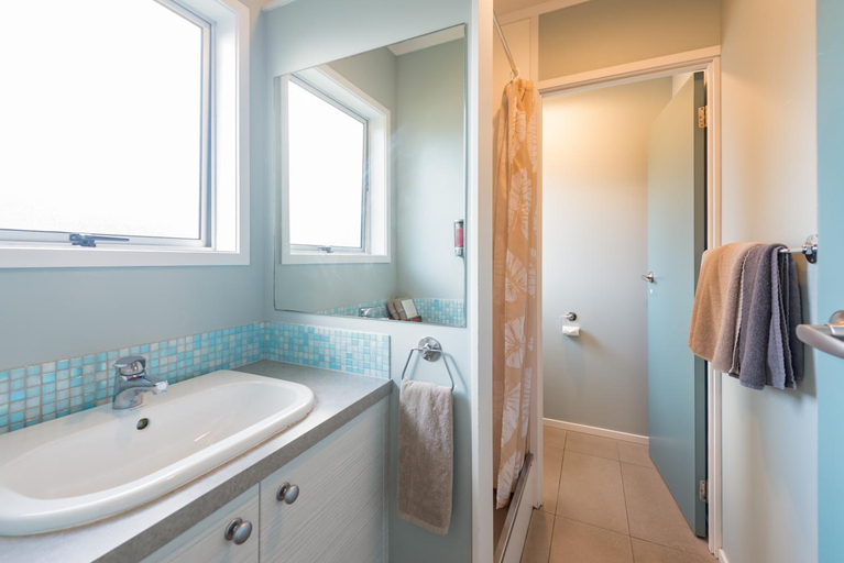 Bathroom 4, Averill Court Motel, Far North