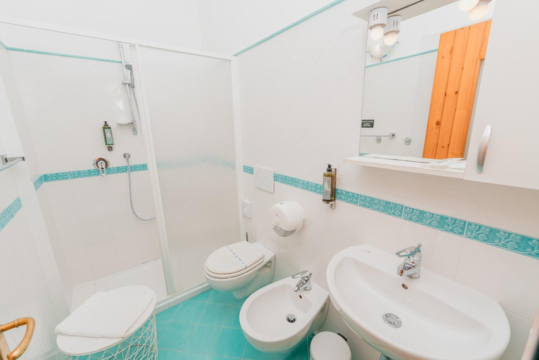 Bathroom 4, Hotel Bacco, Salerno