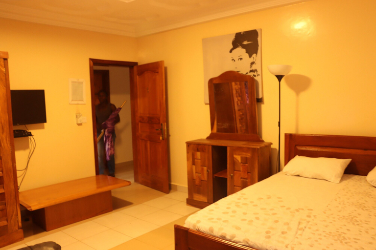 Bedroom 2, London innn 1, Kombo Saint Mary
