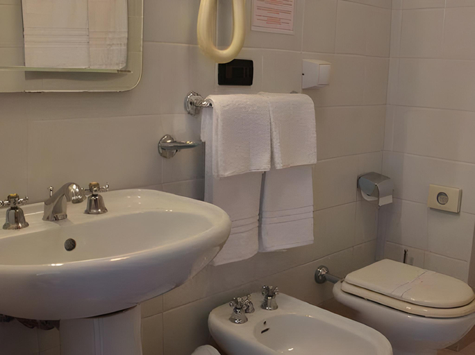 Bathroom 5, Corallo, Messina