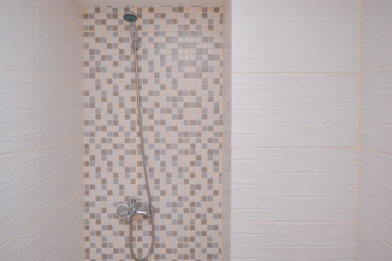 Bathroom 5, Good Deal Studio Cisauk Point Apartment By Travelio, Tangerang