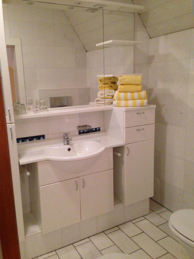 Bathroom 2, Jugendhotel Nurnberg, Nürnberg
