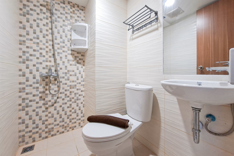 Bathroom 5, Basic Style Studio at Cisauk Point Apartment By Travelio, Tangerang