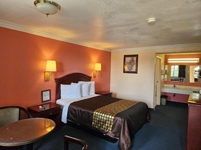 Bedroom 4, Aerospace Inn, Kern
