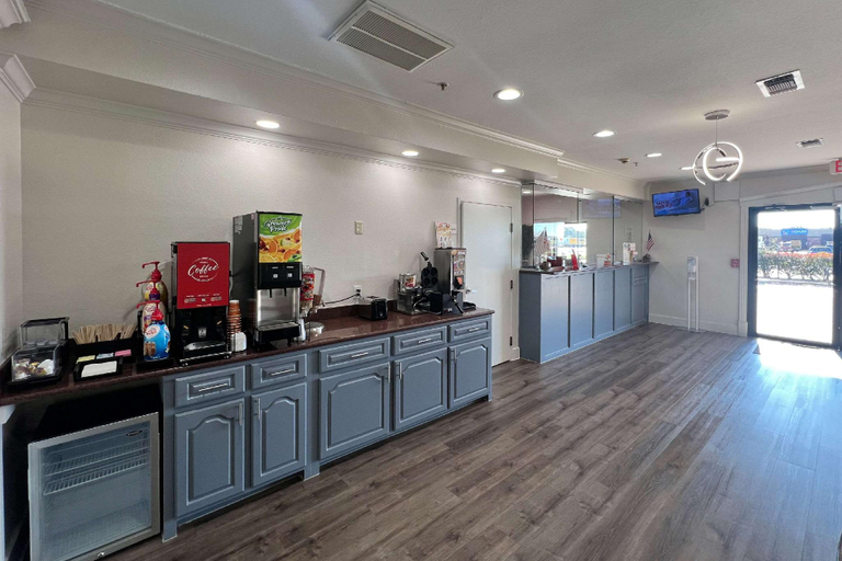 Food & Drinks 3, Econo Lodge Beaumont I-10 South, Jefferson