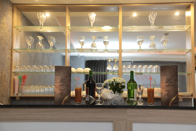 Public Area 2, Paris prestige, Konak