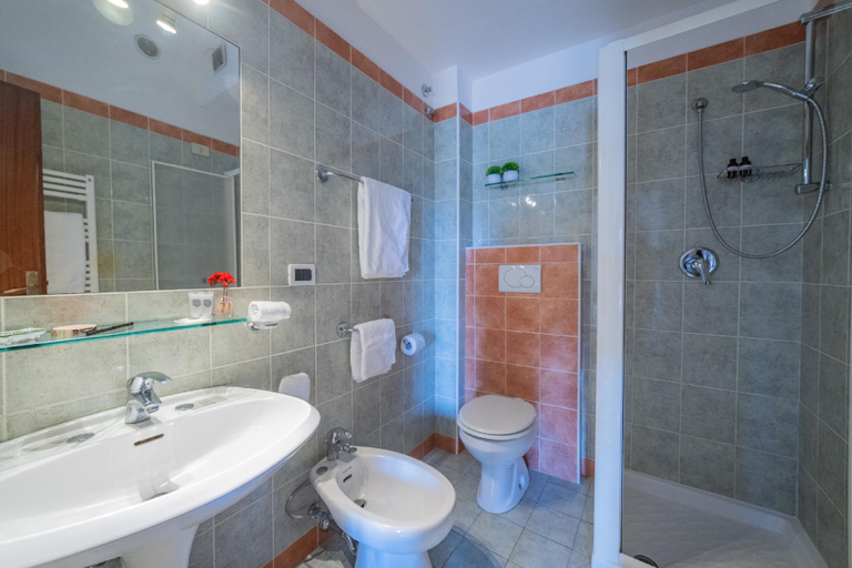 Bathroom 2, Casa Pertosa, Messina