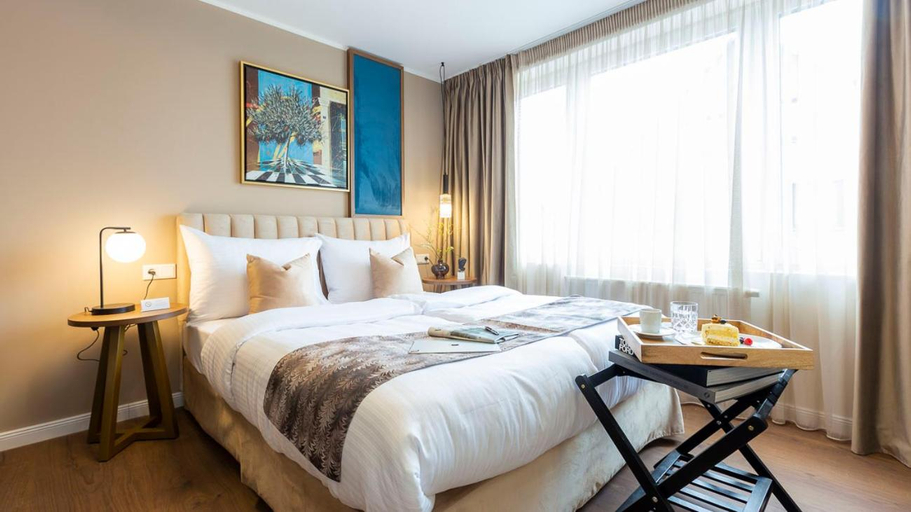 Bedroom 2, Delphi Hotel & Restaurant, Harburg