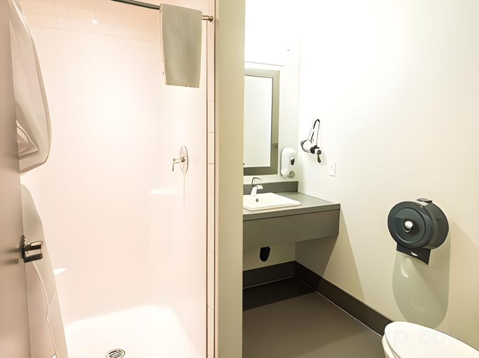Bathroom, HI Calgary City Centre Hostels, Division No. 6
