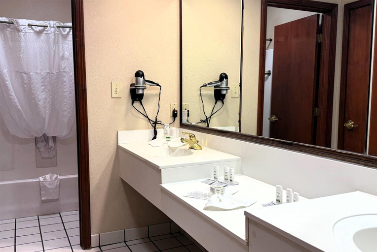 Bathroom 4, Baymont by Wyndham Plainfield/ Indianapolis Arpt Area, Hendricks