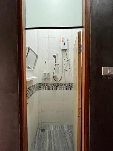 Others 3, Rotinis Hostel, Ratchathewi