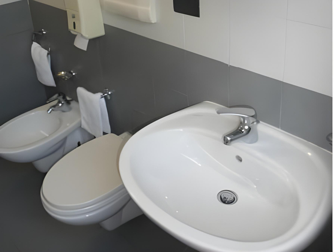 Bathroom 4, Ospitalita San Tommaso d'Aquino, Bologna